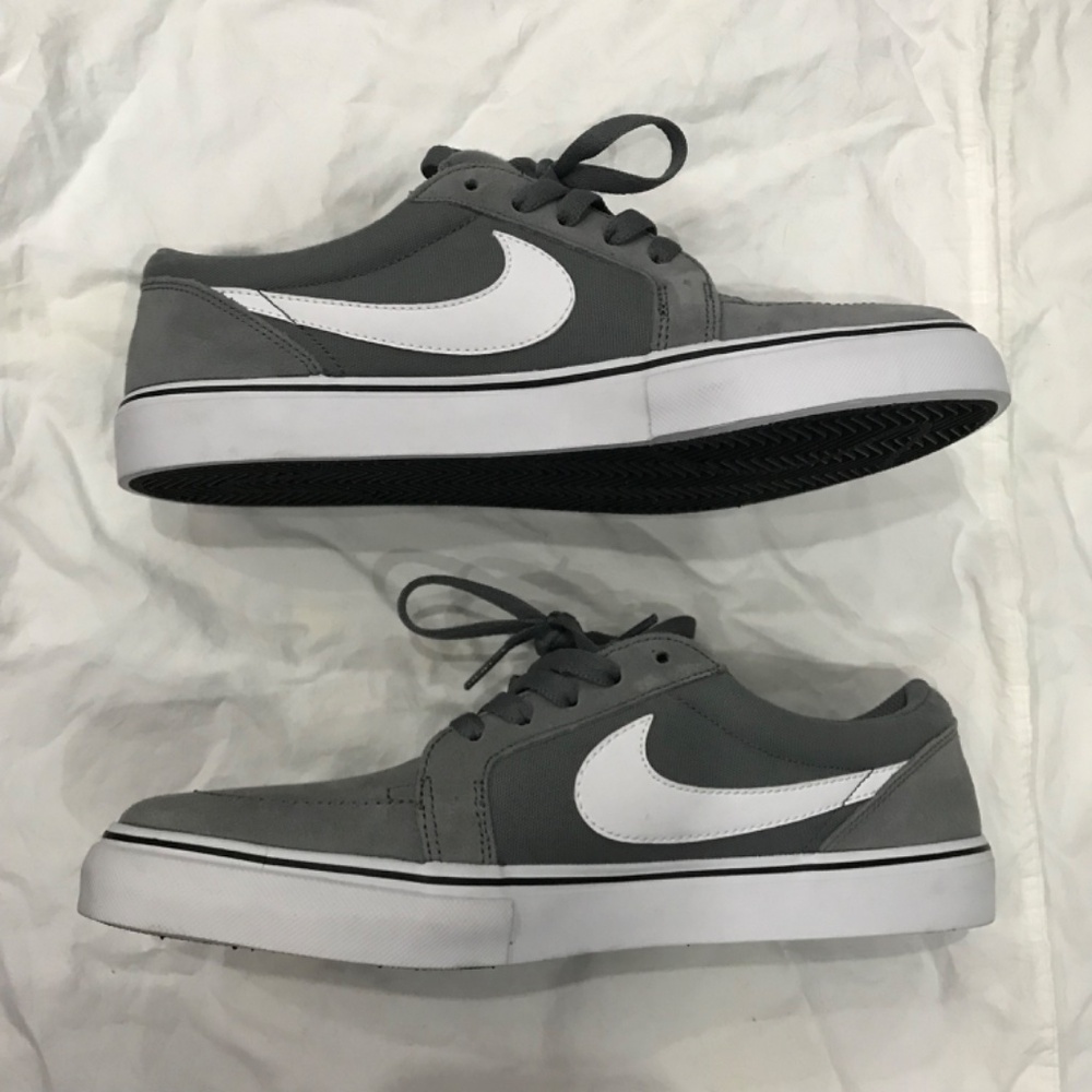 NIKE SB Satire II Sneakers Men's Size 9 Grey White Athletic Skateboarding Shoes